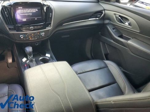 Used 2023 Chevrolet Traverse LT w/ Rear Camera Mirror Package FWD image 16