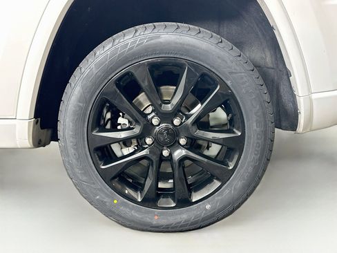 Used 2022 Jeep Grand Cherokee Laredo X RWD image 11