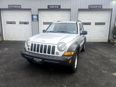 Used 2006 Jeep Liberty Sport image 2