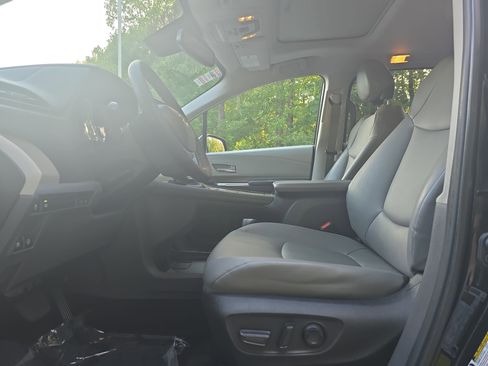 Used 2023 Toyota Sienna XLE FWD image 14