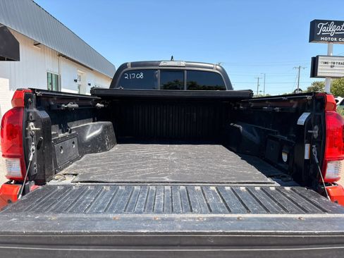 Used 2016 Toyota Tacoma TRD Sport AWD/4WD image 7