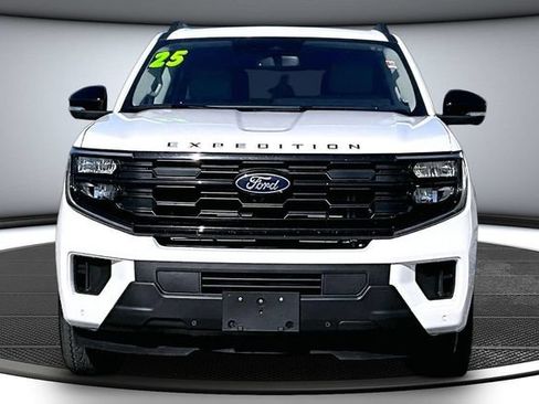 Used 2025 Ford Expedition Active AWD/4WD image 2
