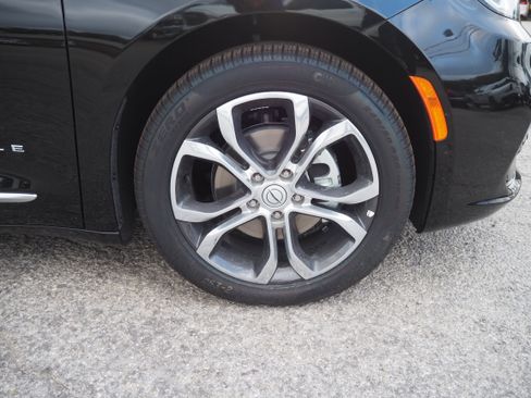 New 2026 Chrysler Pacifica Pinnacle image 5