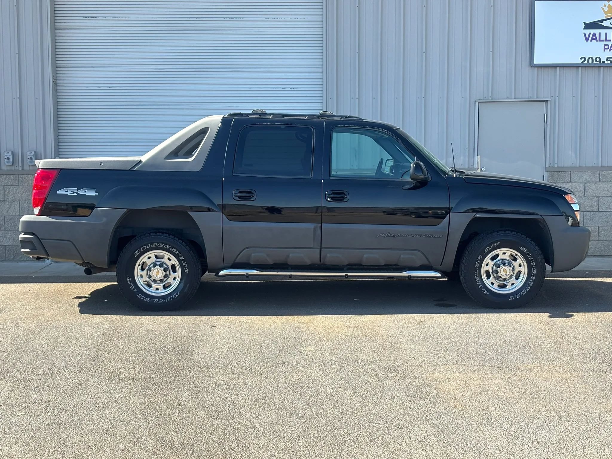 Used 2002 Chevrolet Avalanche 2500 w/ Convenience Pkg AWD/4WD image 2