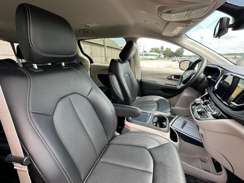 Used 2024 Chrysler Pacifica Select image 19