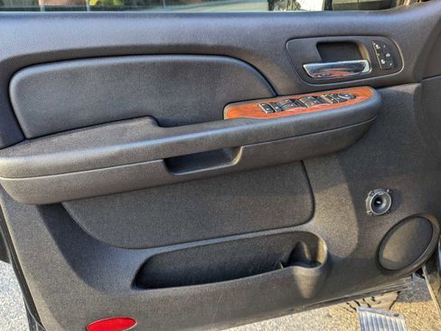 Used 2007 GMC Sierra 2500 SLT w/ EZ-Lift Tailgate Package RWD image 14