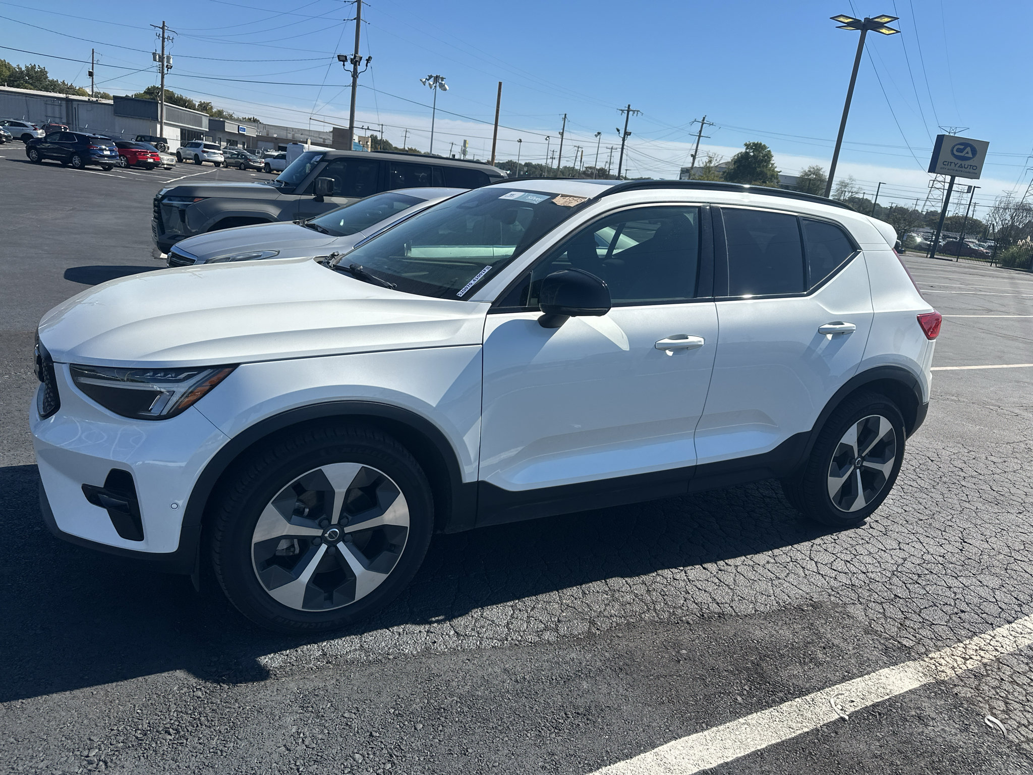 Used 2023 Volvo XC40 B4 Ultimate FWD image 1
