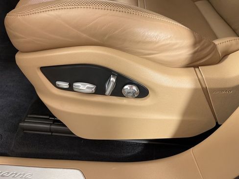 Used 2019 Porsche Cayenne Base image 23