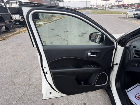 Used 2019 Jeep Compass Latitude FWD image 10