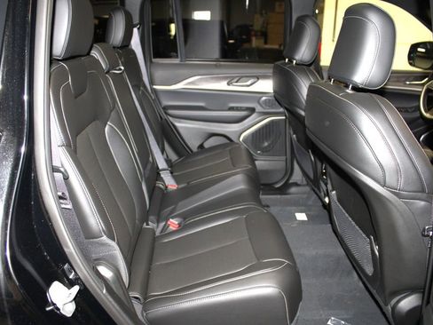 New 2025 Jeep Grand Cherokee Limited w/ Luxury Tech Group II image 33