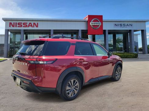 Used 2022 Nissan Pathfinder SV AWD/4WD image 2