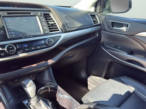 Used 2016 Toyota Highlander XLE image 17