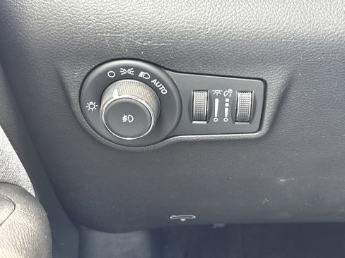 Used 2024 Jeep Compass Latitude image 25