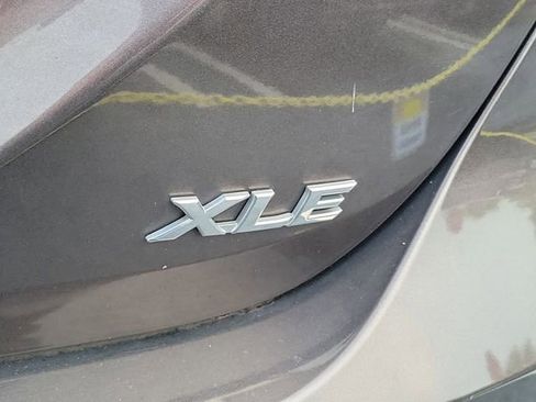 Used 2019 Toyota Camry XLE w/ Navigation Package FWD image 9
