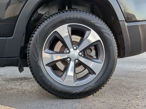 Used 2019 Jeep Cherokee Limited image 6