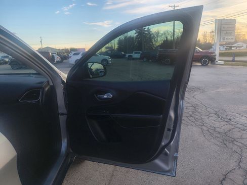 Used 2020 Jeep Cherokee Latitude Plus image 33