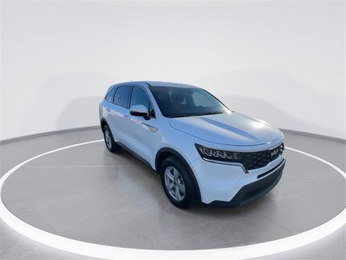 Used 2022 Kia Sorento LX image 3