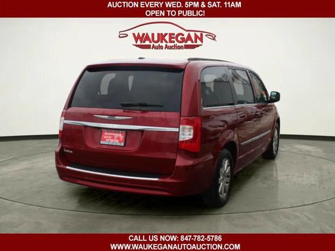 Used 2014 Chrysler Town & Country Touring image 4