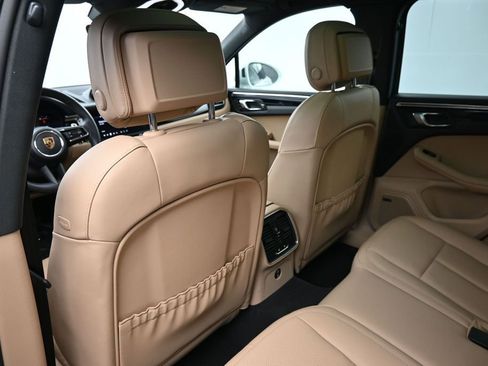 Certified 2025 Porsche Macan AWD/4WD image 8