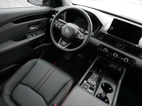 Certified 2025 Honda Pilot TrailSport image 9