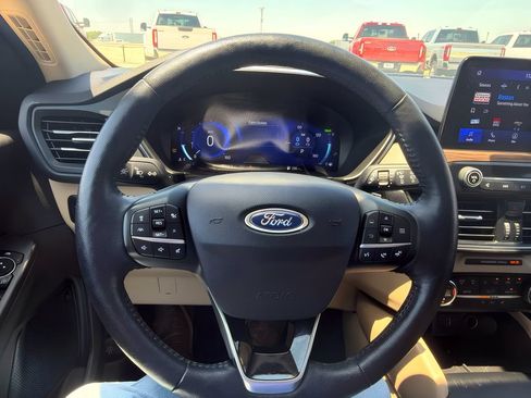 Used 2020 Ford Escape Titanium w/ Titanium Premium Package 2.0 FWD image 14
