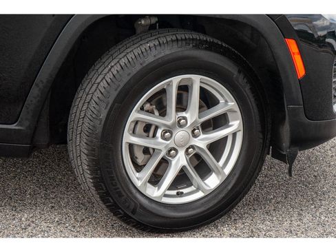 Used 2023 Jeep Grand Cherokee Laredo AWD/4WD image 27