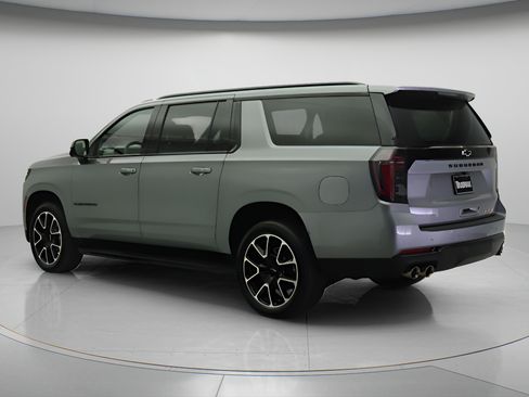 Used 2026 Chevrolet Suburban RST RWD image 2