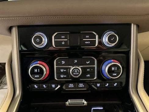 Used 2022 GMC Yukon XL Denali image 19