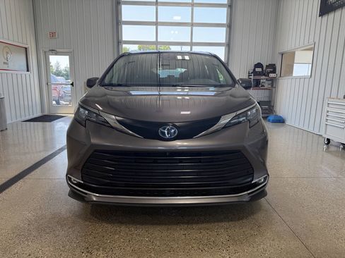 Used 2024 Toyota Sienna XLE AWD/4WD image 7
