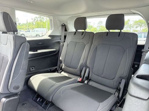 Used 2022 Jeep Grand Cherokee L Laredo w/ Luxury Tech Group I image 16