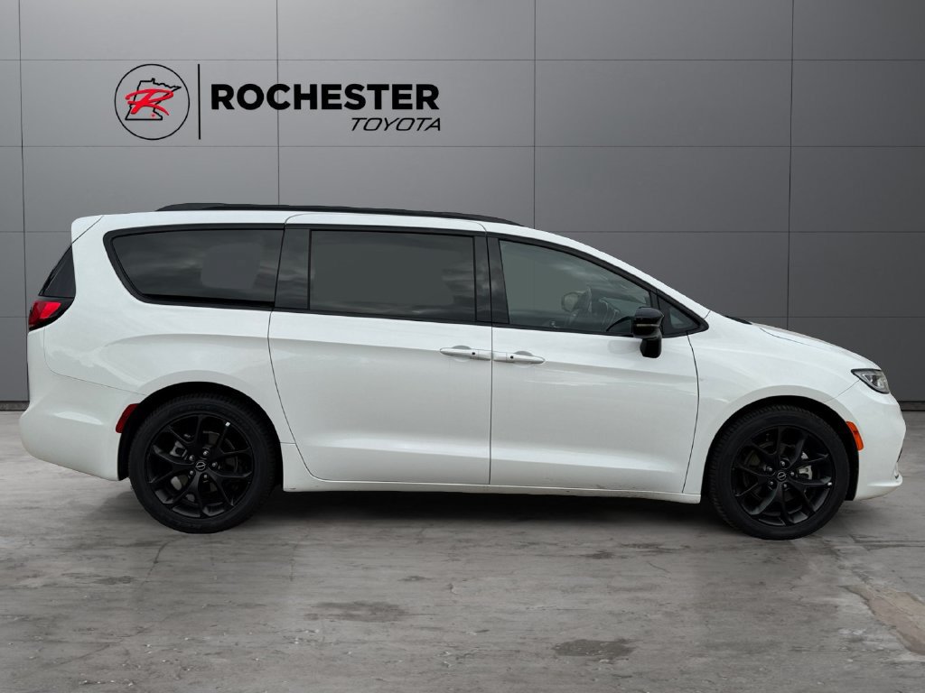 Used 2025 Chrysler Pacifica Limited FWD image 6