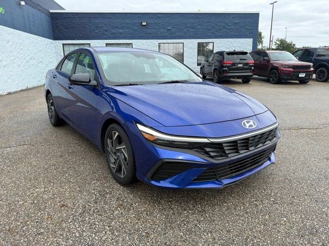 Used 2025 Hyundai Elantra Sport FWD image 7