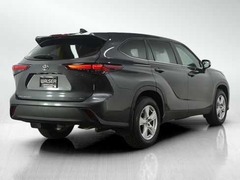 Used 2024 Toyota Highlander LE image 5