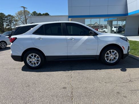 Used 2022 Chevrolet Equinox LS image 6