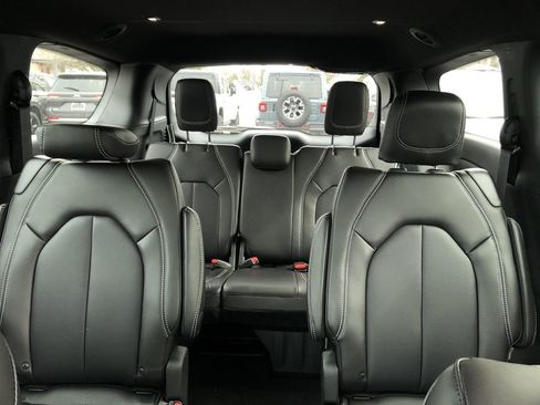 New 2026 Chrysler Pacifica Select image 21