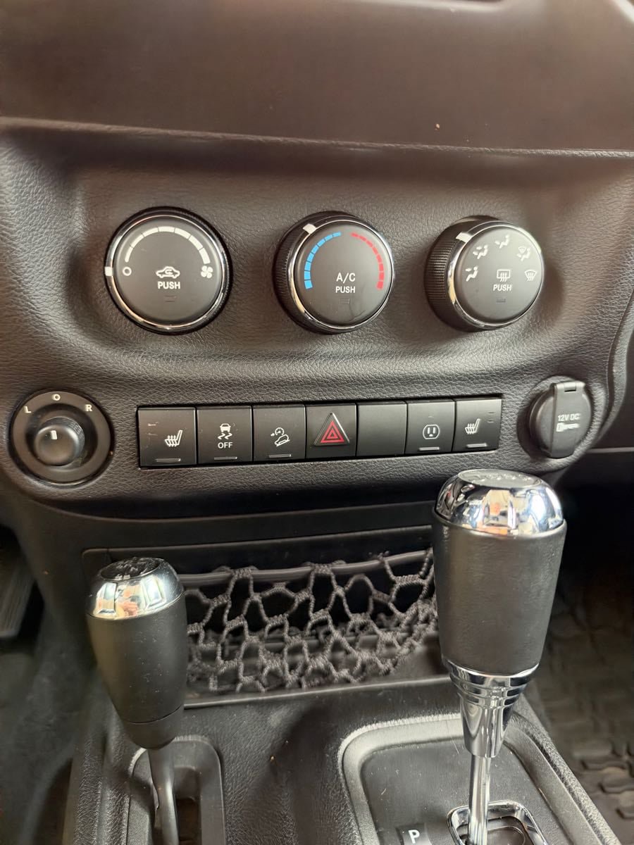Used 2017 Jeep Wrangler Unlimited Sahara AWD/4WD image 19