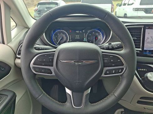Used 2024 Chrysler Pacifica Touring-L FWD image 19