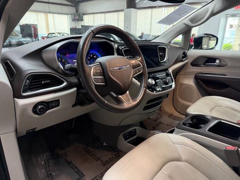 Used 2017 Chrysler Pacifica Touring-L Plus w/ Advanced Safetytec Group FWD image 18