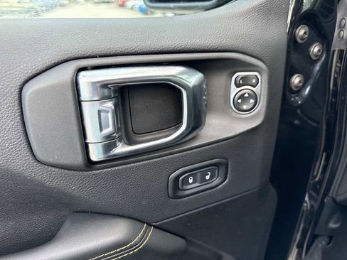 Used 2025 Jeep Wrangler Unlimited Sahara image 18