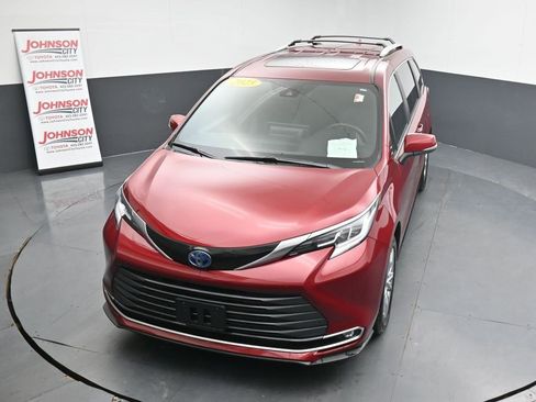 Used 2025 Toyota Sienna Limited image 30
