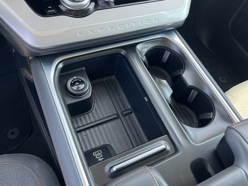 Used 2025 Ford Expedition Active RWD image 9