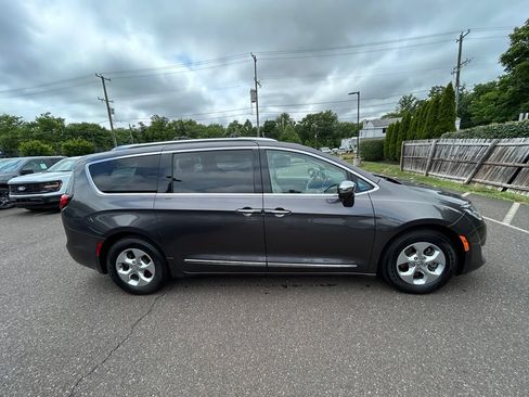 Used 2017 Chrysler Pacifica Platinum FWD image 4