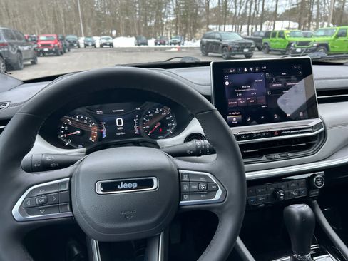 Used 2025 Jeep Compass Limited image 21