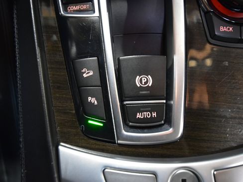 Used 2013 BMW 750i xDrive image 35