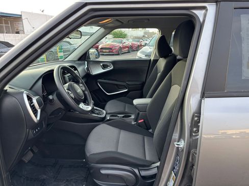 Used 2025 Kia Soul LX w/ LX Technology Package FWD image 24
