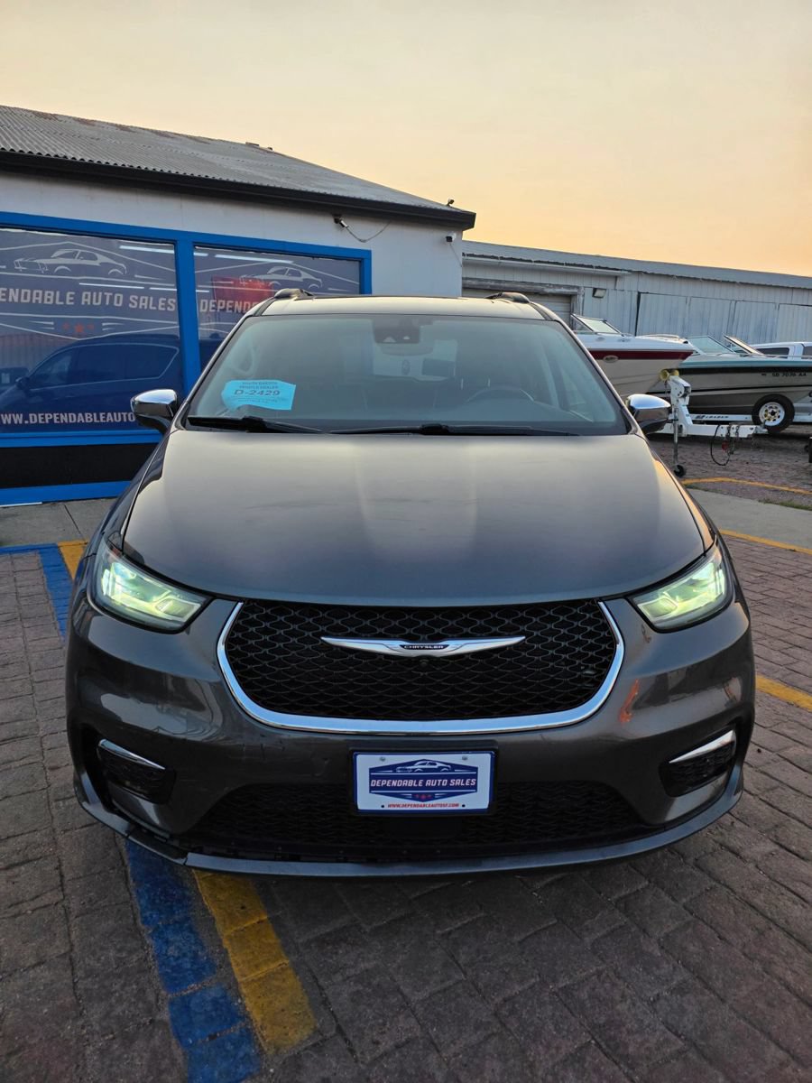 Used 2022 Chrysler Pacifica Limited AWD/4WD image 2