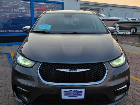 Used 2022 Chrysler Pacifica Limited AWD/4WD image 2