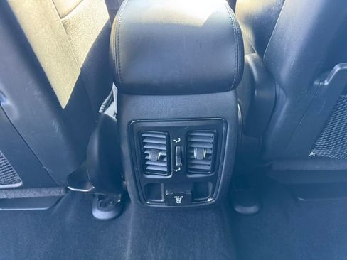 Used 2019 Jeep Grand Cherokee Altitude image 15