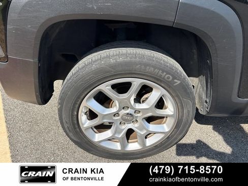 Used 2017 Jeep Renegade Latitude w/ Cold Weather Group AWD/4WD image 9