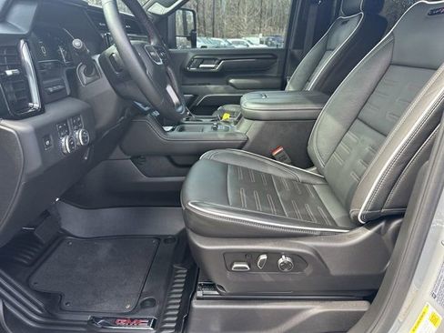 Used 2025 GMC Sierra 2500 AT4X image 9
